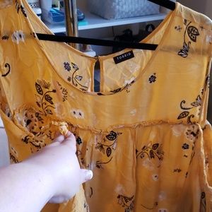 Sz 6 Torrid cold shoulder top.